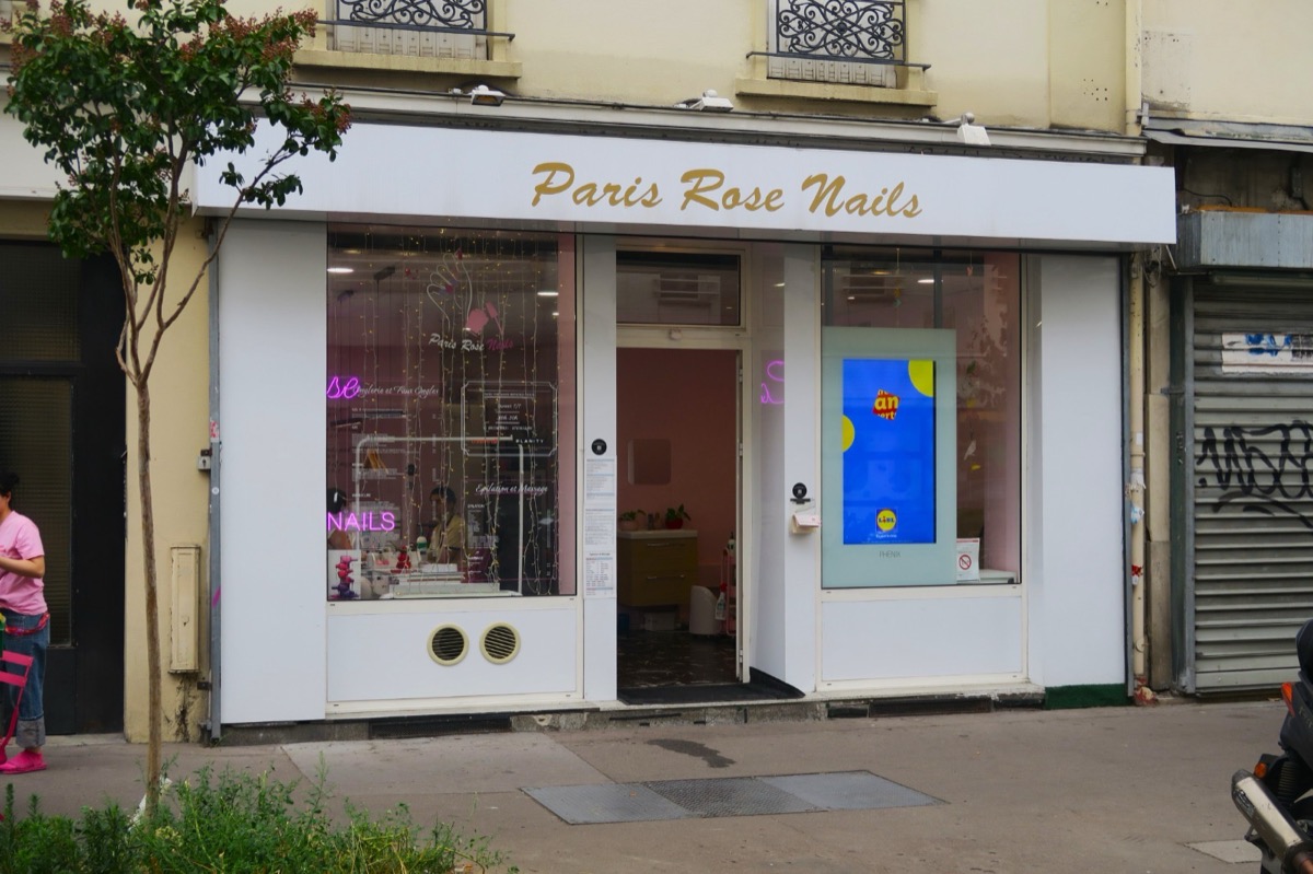 Devanture du salon Paris Rose Nails au 149 rue de Charenton : façade blanche et enseigne dorée